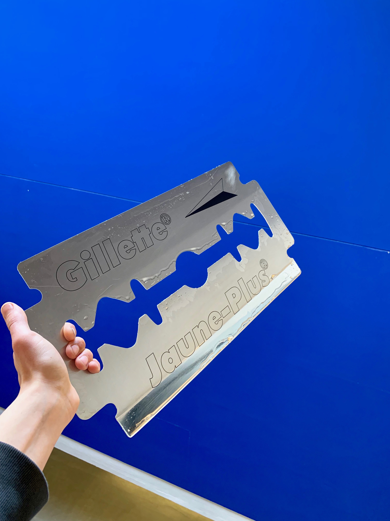 Gillette Jaune, engraving on aluminum, 2019, Ştefan Tănase